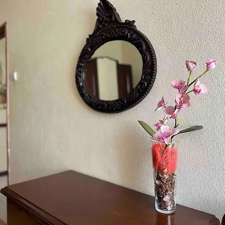 Cozy Two Bedroom Apartment, 2 Minutes From The Apartment *