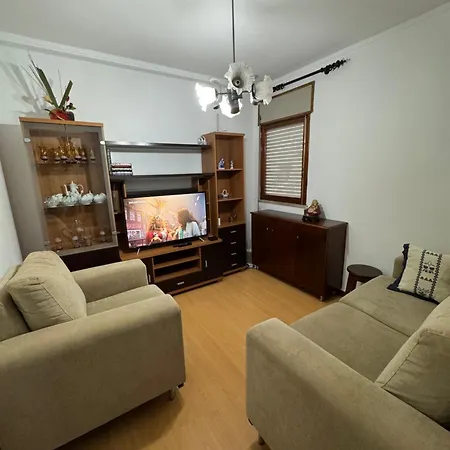Cozy Two Bedroom Apartment, 2 Minutes From The Apartment